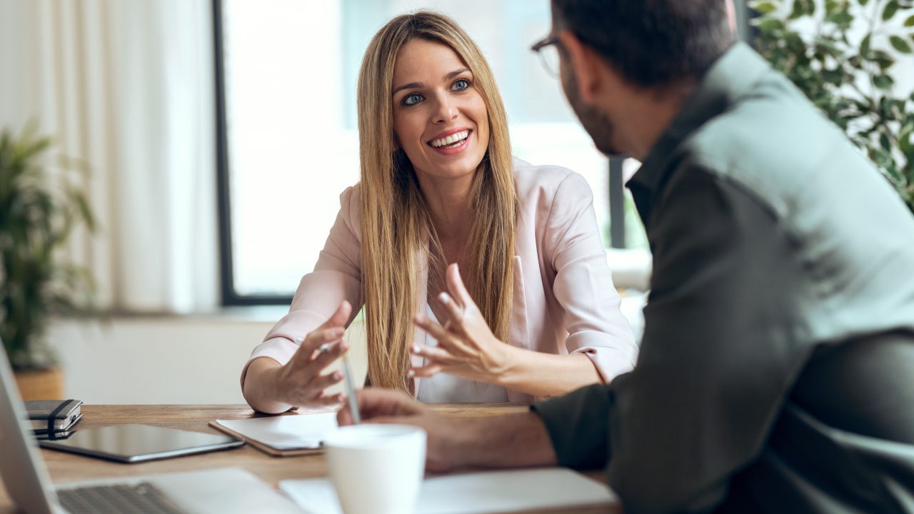 Un agent d'assurance expliquant un contrat à un client PME