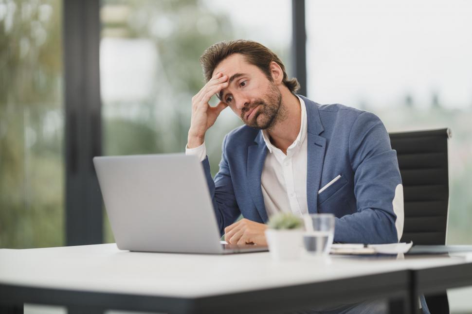Un propriétaire d'entreprise stressé vérifie sa liste de contrôle des besoins en assurance commerciale