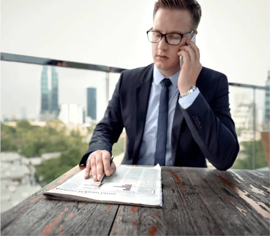 Un propriétaire d'entreprise comparant les contrats d'assurance de son entreprise
