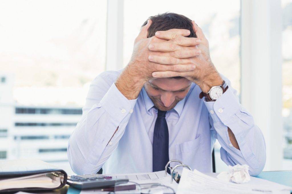 Entrepreneur, stressé par les documents juridiques, confronté aux Changements réglementaires en assurance pro