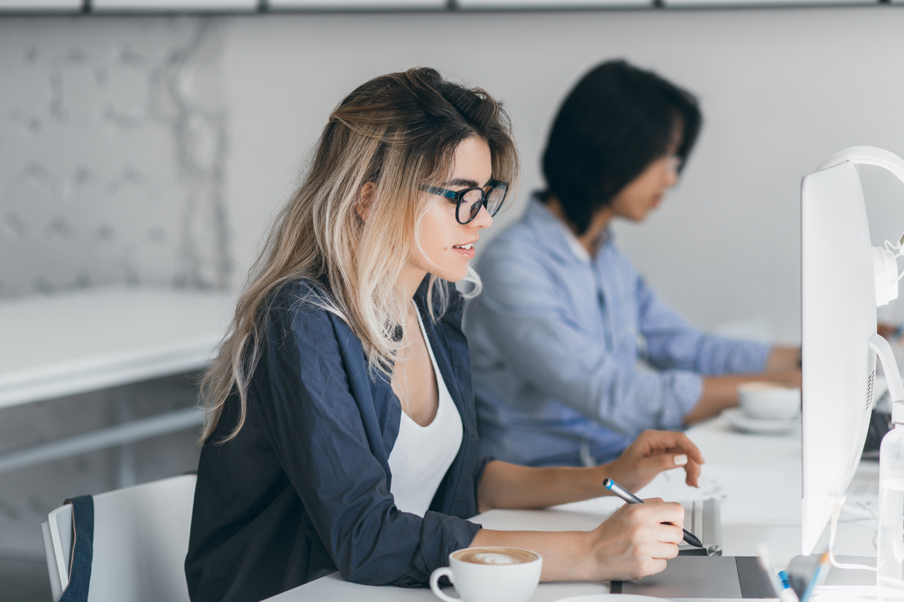 Petite équipe d'employés, travaillant en toute sérénité, couverte par une mutuelle santé freelance