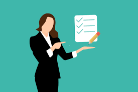 Illustration d'une femme d'affaires brandissant une liste de critères d'assurance professionnelle