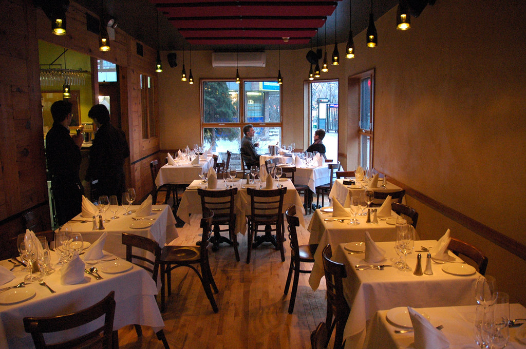 Intérieur d'un restaurant, couvert par une assurance professionnelle