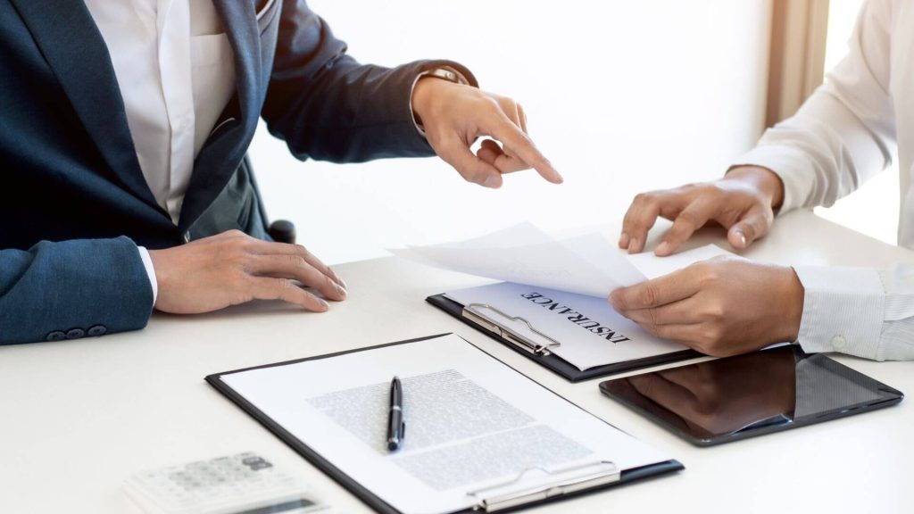 Courtier d'assurance, conseillant son client sur les détails de son contrat d'assurance professionnelle