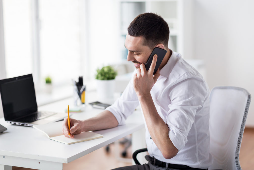 Agent d'assurance prenant les détails de l'incident par téléphone pour l'indemnisation