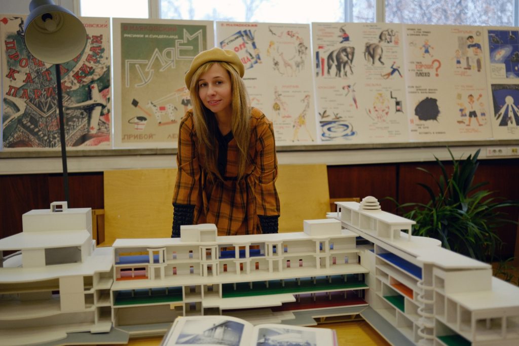 Julie, la décoratrice d'intérieur, couverte par l'assurance prévoyance